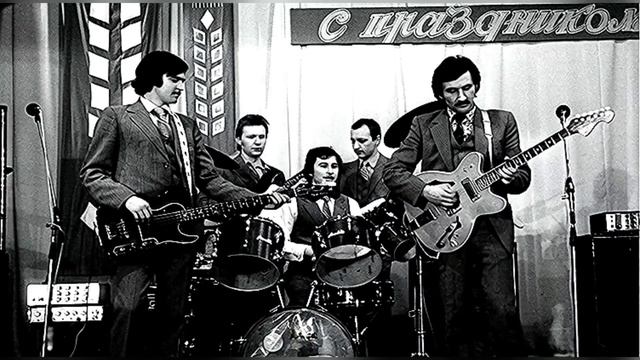 ЛИСТЬЯ ЗАКРУЖАТ