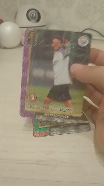 распаковка футбольных карточек