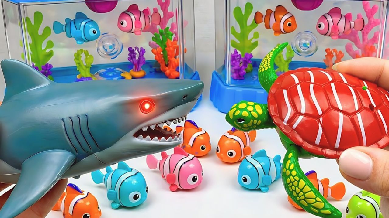 Мультики для детей про рыбок. Достаем рыбок и большую АКУЛУ и засовываем в аквариум.Мультики малышам