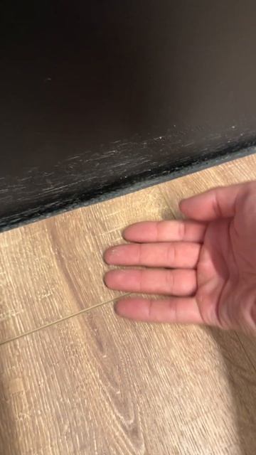 Вылетает пыль.