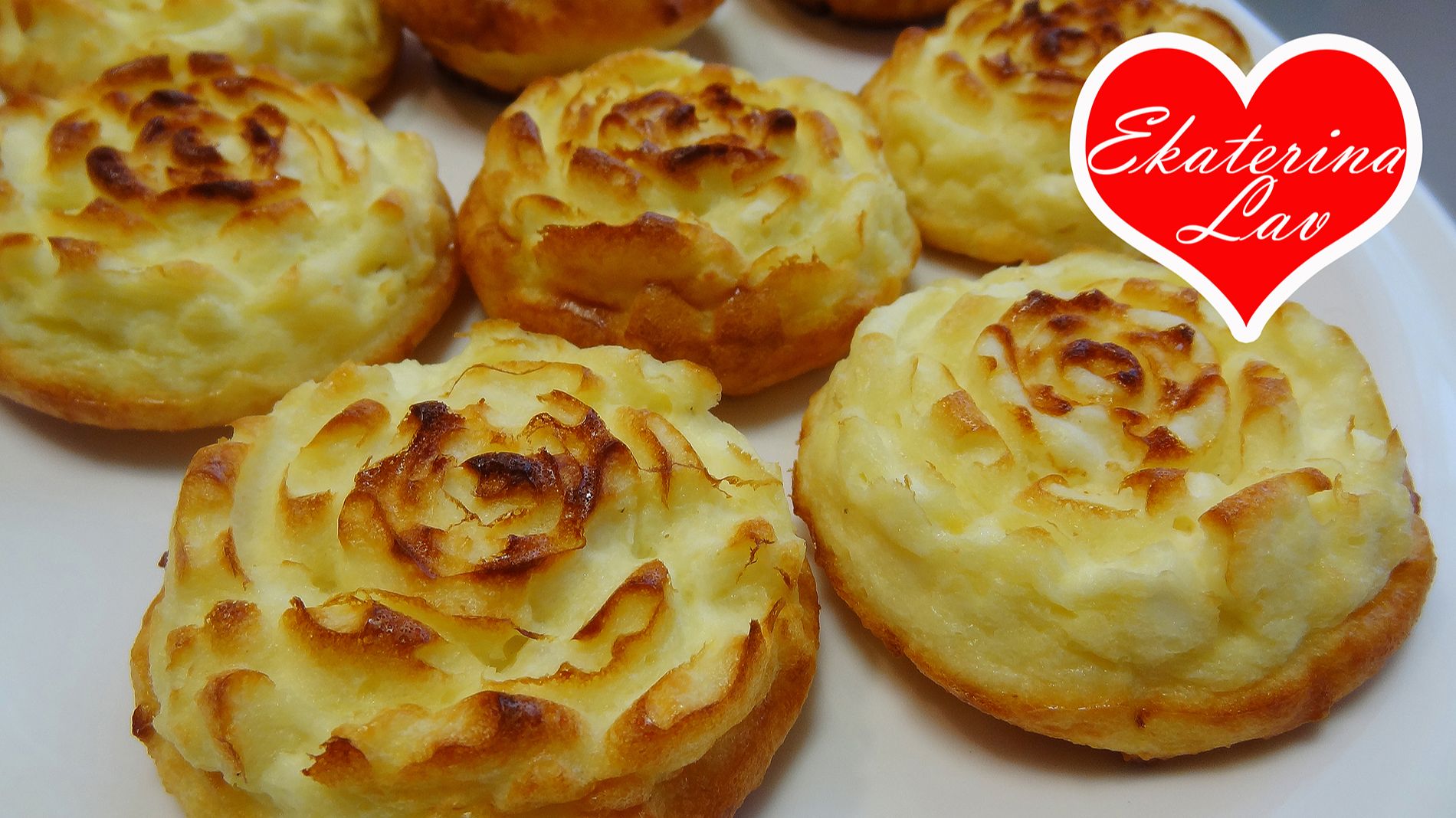 Эти СЫРНИКИ тают во рту! Нежные творожники с манкой в духовке + вкусный сметанно-медовый соус!