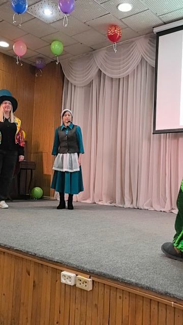 Прибежала Баба-Яга и стала искать того, кто запутал сказки