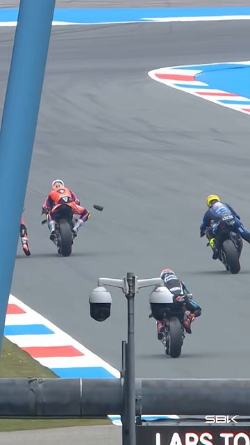 Столкновение Баутисты и Лоуза в первой гонке 💥 | Голландия 2026