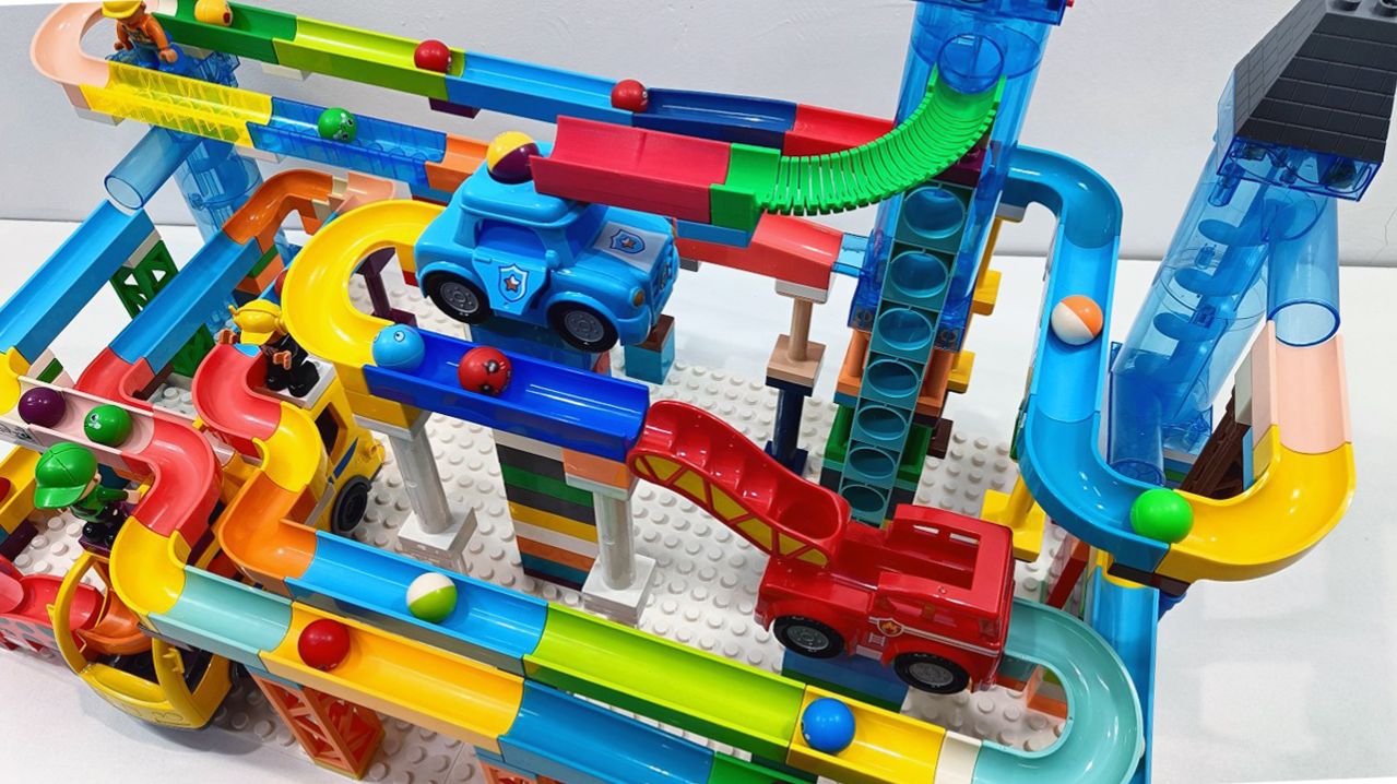 Мультики для детей про яркие машинки с прицепами в лабиринте из лего. Мультики малышам