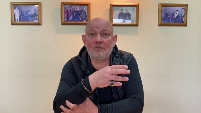 Что-то В Глаз Попало