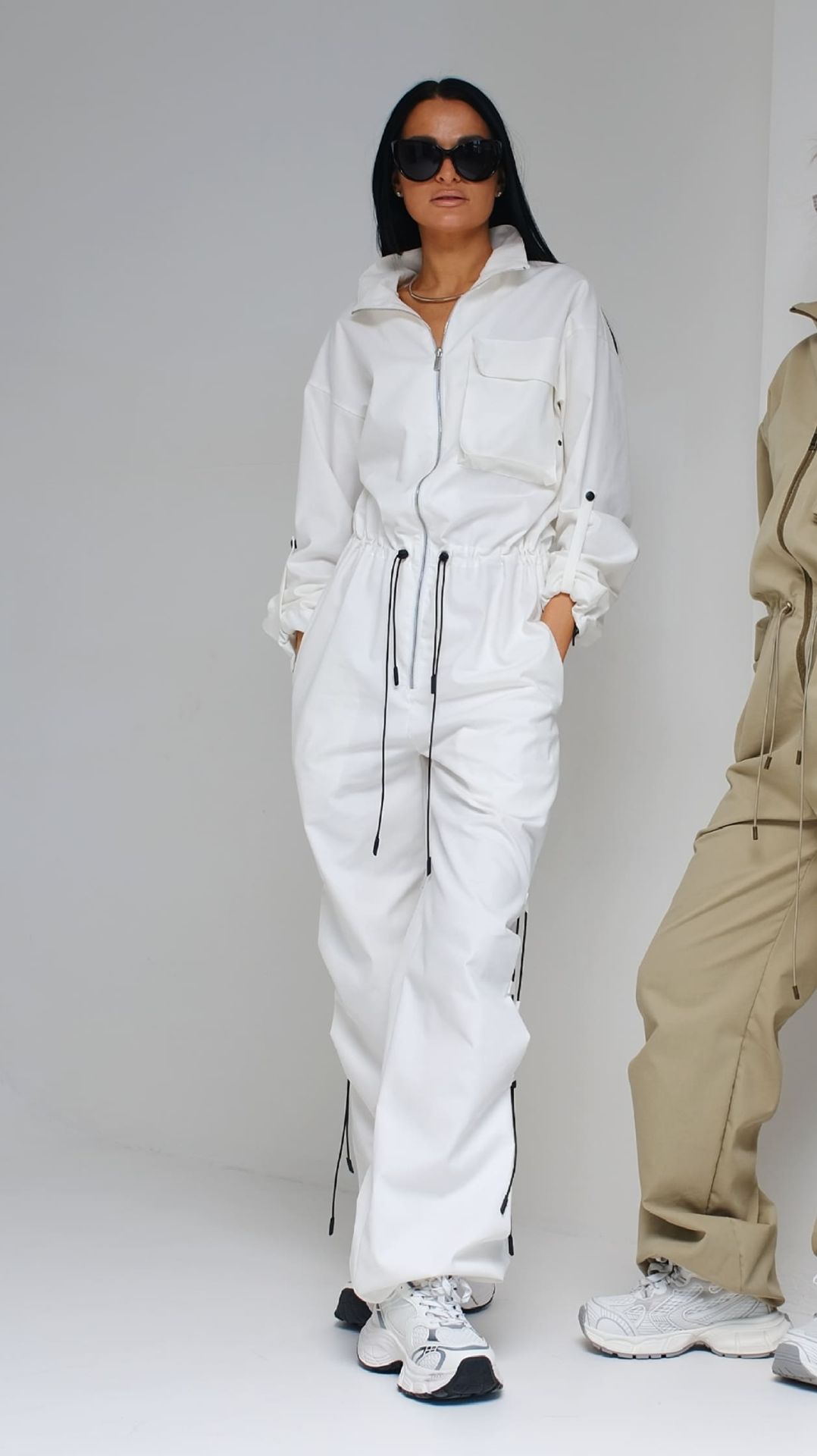 Одна по серьезке, вторая молодец))