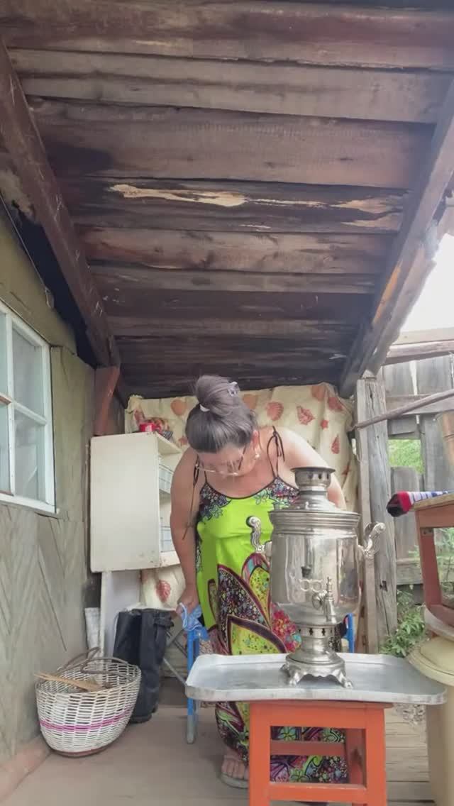 Варю чай в самоваре , раздуваю огонь сапогом