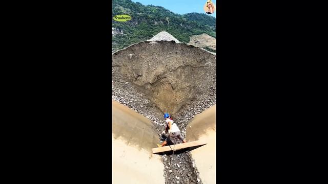 Строительство, разгрузка баржи