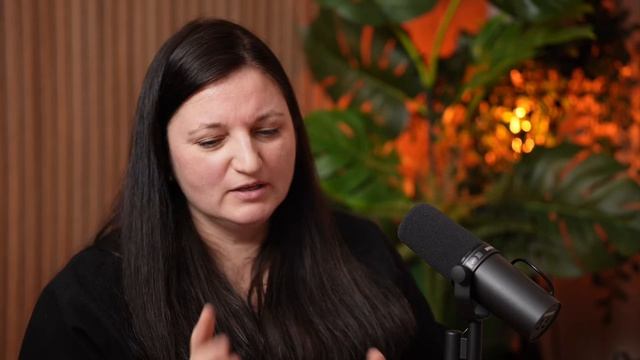 Тянет 2 детей и миллионные долги.💸 при муже разработчике.🙄