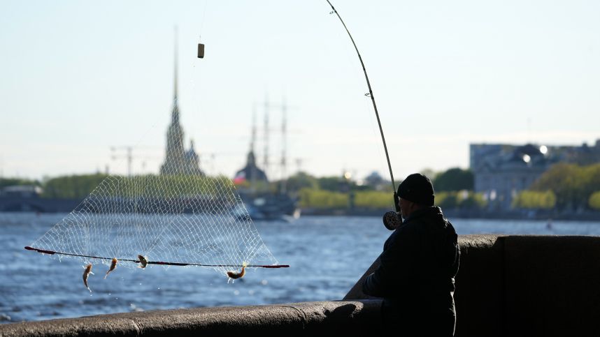 В центре Санкт-Петербурга рыбаки массово выходят на ловлю корюшки