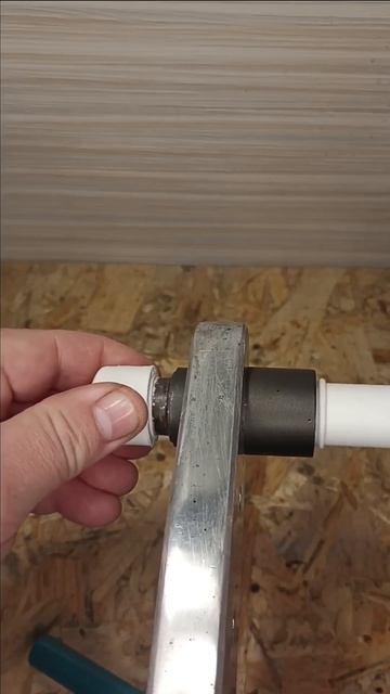Как создать ручку для напильника с использованием пробки и трубки.