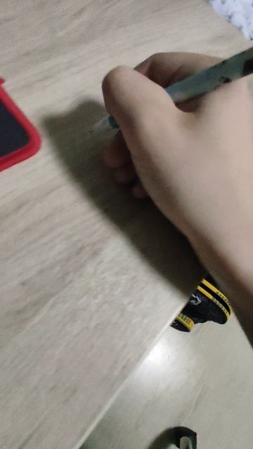 как незаметно писать на парте