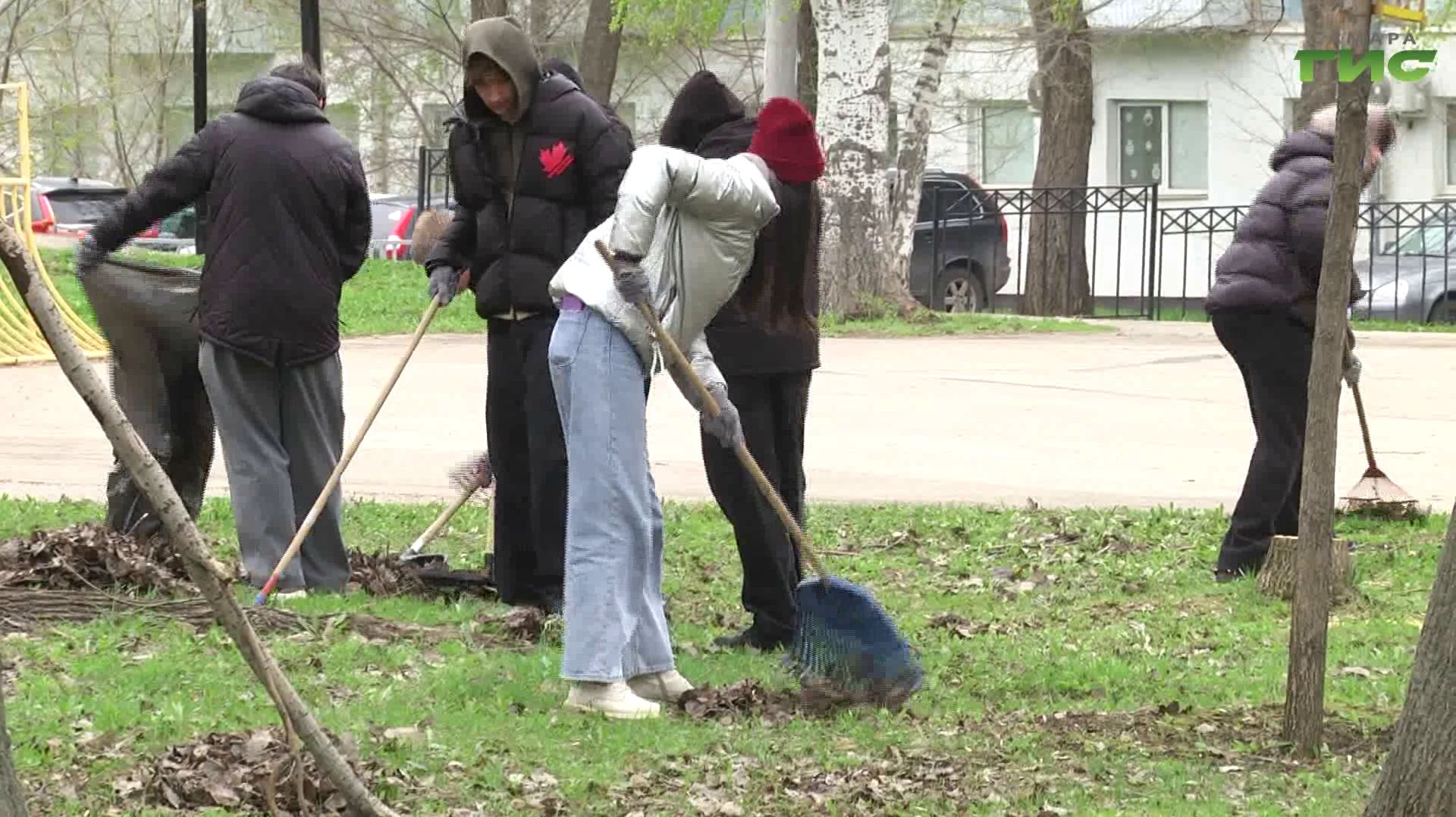 В Самаре провели уборку парка Победы