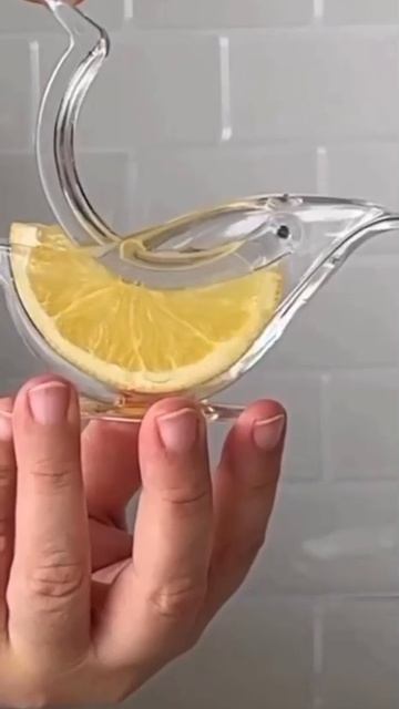 Какая интересная ручная соковыжималка 🍋