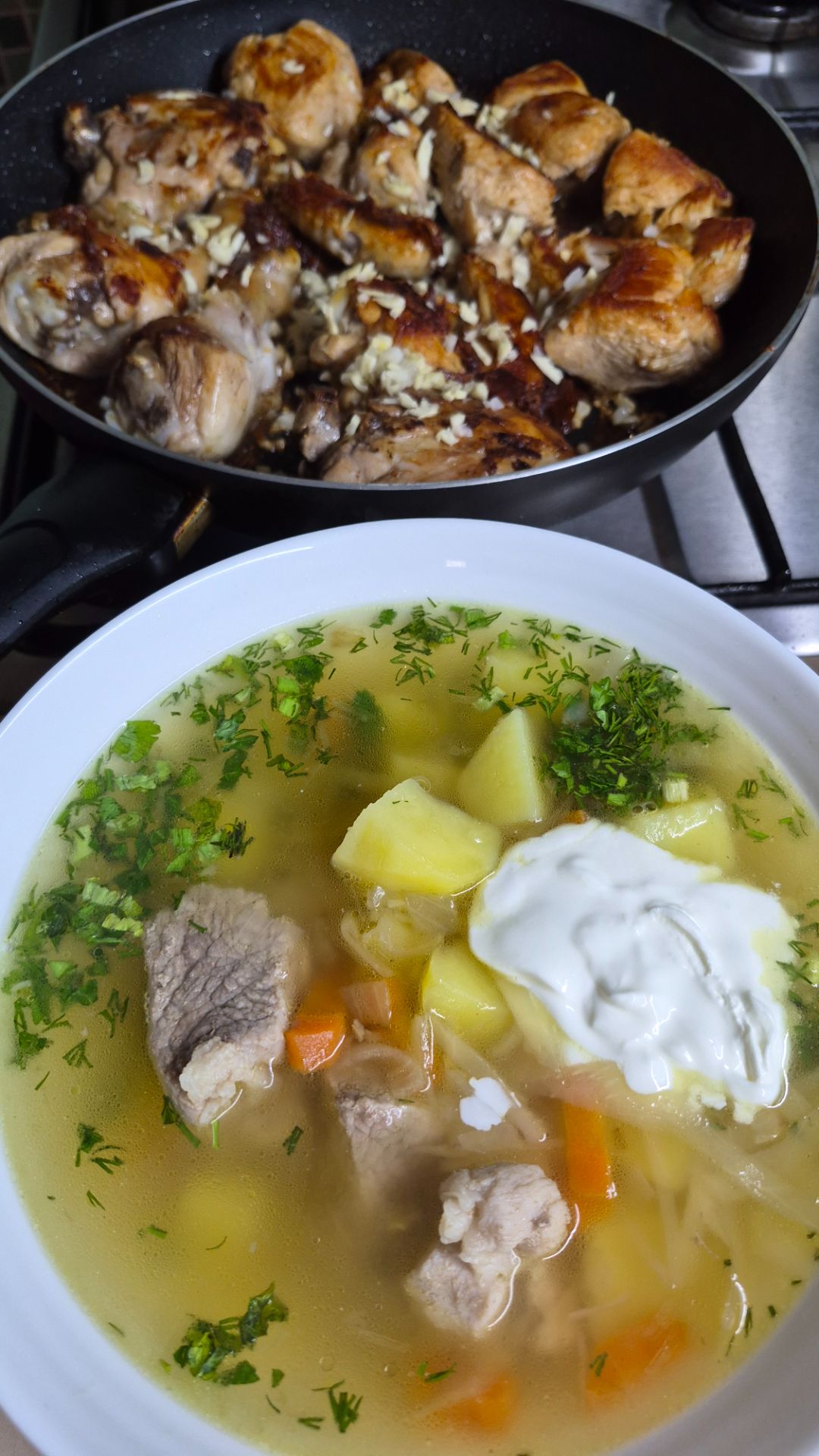 Супец и жареная курица с чесноком.