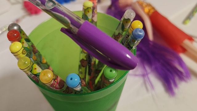 купили новые цветные ручки в деревню