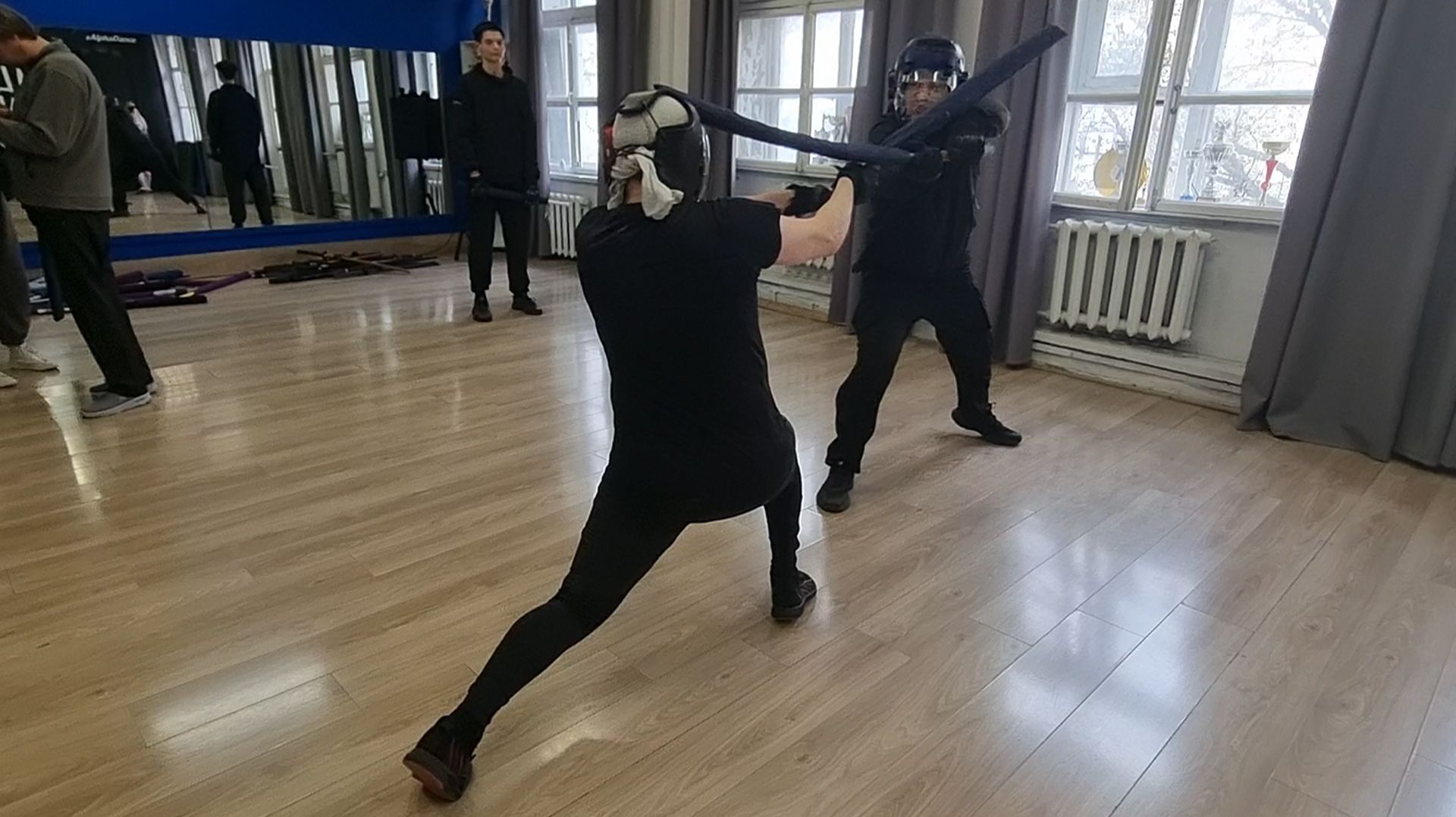 Спарринг на плоских японских мечах чанбара катана в школе кендзюцу Katana Club в апреле