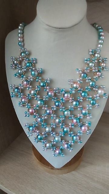 Колье- манишка
Бисер и бусины, леска и руки. #ручнаяработа #авторскиеукрашения #