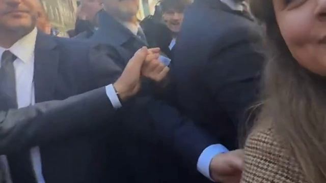 «Бонжур, ë*та!»: россиянка встретила Макрона в Польше и поздоровалась с ним легендарной фразой