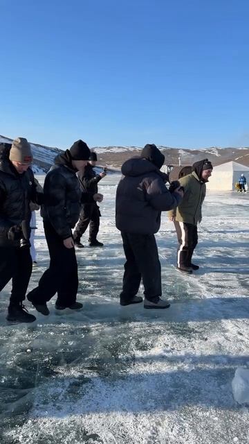 💥Блогер Михаил Литвин проплыл 50 метров подо льдом Байкала