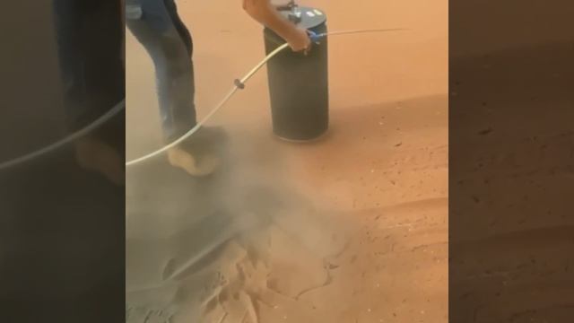 Как осуществляется процесс очистки фильтра в сельскохозяйственной технике?