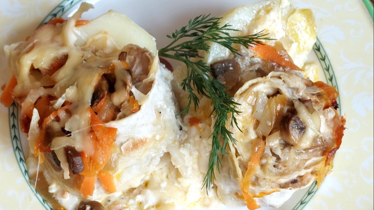 Мясные порционные рулетики с фаршем, грибной поджаркой, с сыром и ароматным сливочным картофелем.