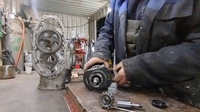 Генератор Денсо на 12в Урал. Но с 6в шестернёй.