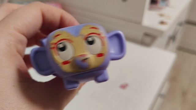 играем в игрушку погремушку тянучку для детей