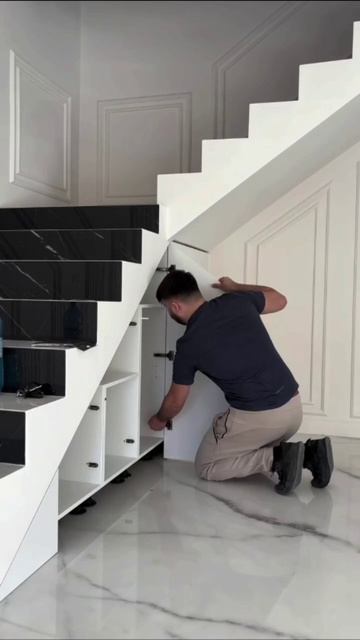 Под лестницей 👍

Реализация хранения под лестницей