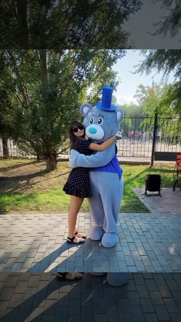 Обнимашки с мишкой/искуственный  интелект оживил моё старое фото/