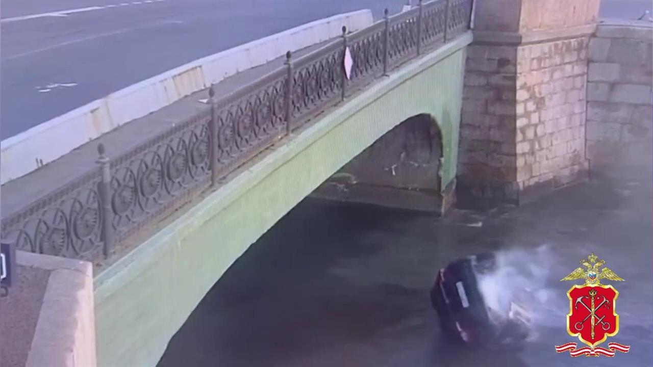 Падение машины в Обводный канал в Санкт-Петербурге попало на видео.