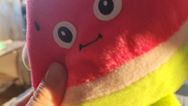 Весёлый арбуз танцует и поет в деревне