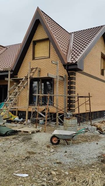 Дом из пеноблока, фасад выполнен  облицовачным кирпичём