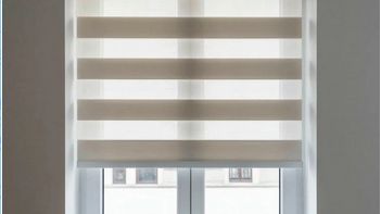 Как собрать и установить на окно рулонную штору.