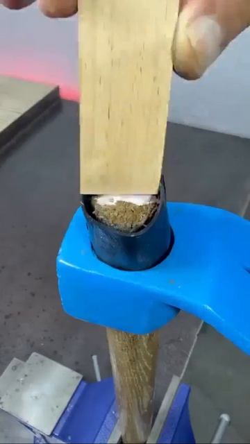 Хитрый способ насадки молотка (или топора) с помощью резины от велосипедной камеры