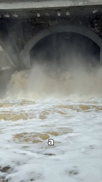 Сброс воды из водохранилища в Екатеринбурге