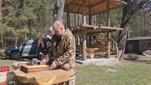 КАК ПОЙМАТЬ ПЕРВЫЙ РОЙ БЕЗ ЗАТРАТ НАШЛИ МАТОЧНИК В УЛЬЕ ПОКРАСИЛИ ПЕЧКУ И ПОТОЛОК В КОМНАТЕ