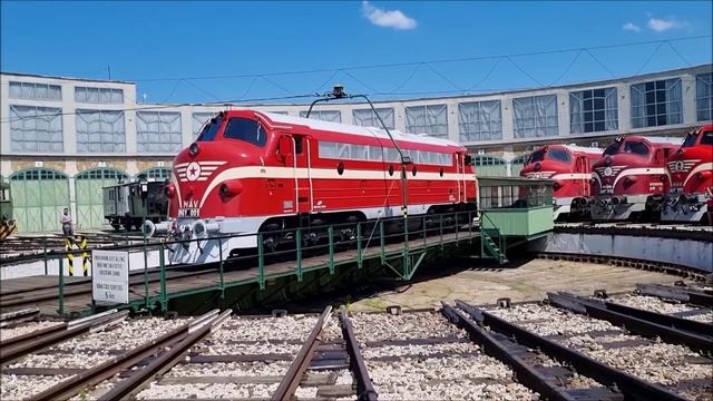 Тепловоз М61.  001 на поворотном круге