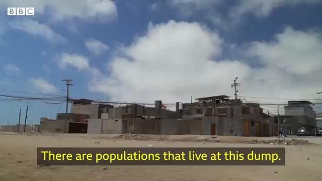 The fast fashion graveyard in Chiles Atacama Desert - BBC News