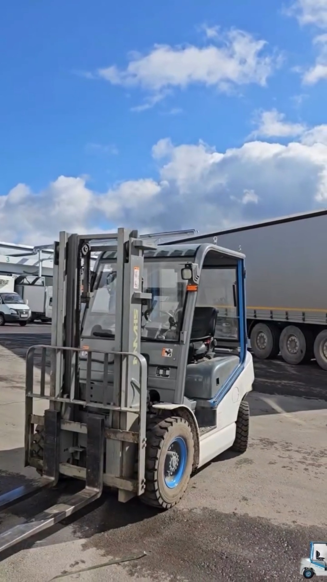 Ещё один погрузчик, который нам удалось «поймать» на территории Башкирского Мороженого