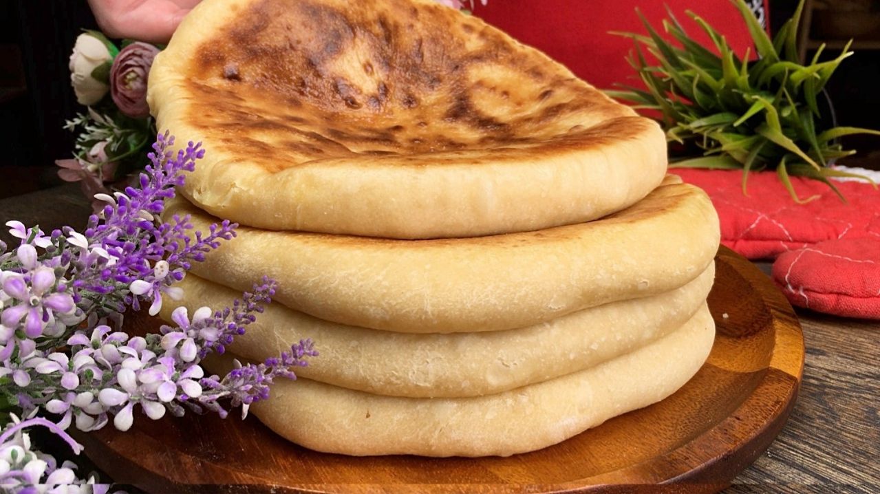 Моя свекровь в шоке! Всего один стакан кефира, а на столе гора сытных лепешек к чаю и вместо хлеба