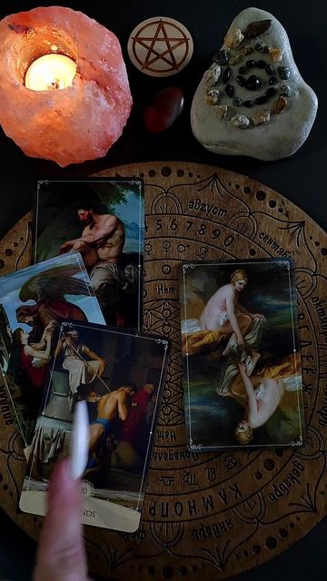 Узнай почему он отдалился??? Таро расклад онлайн сегодня.