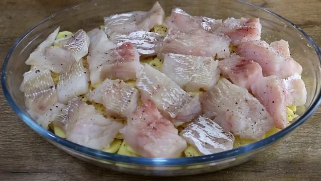 Запекаю рыбу с картошкой в духовке. Очень вкусно.