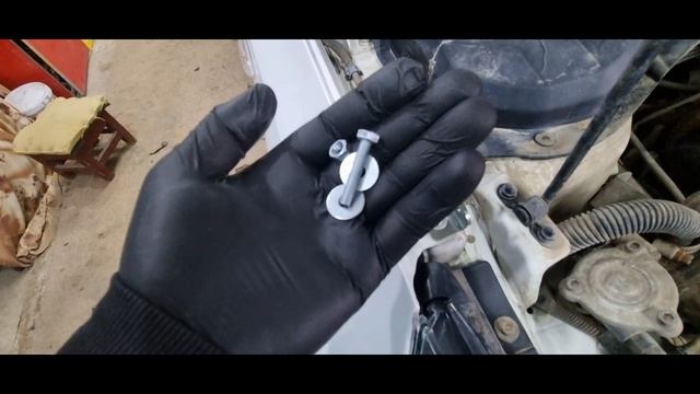 Установка газовых упоров капора Hyundai Solaris