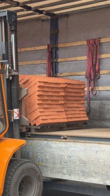 Процесс загрузки ребристого кирпича, инновационной новинки завода ОАО Керамика