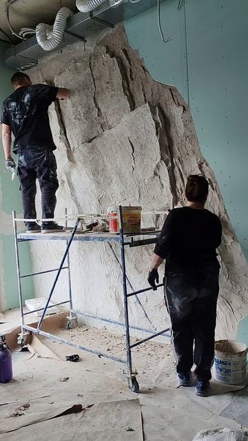 Имитация скалы в интерьере