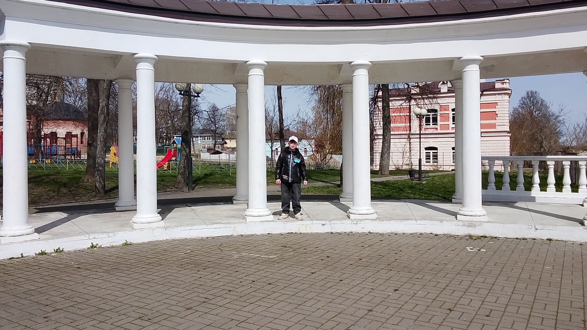 А мы вышли на прогулку