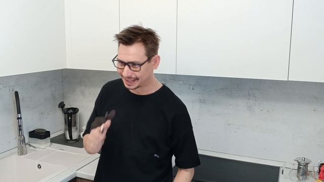 За кадром))) кто сказал, что мы адекватные?))))