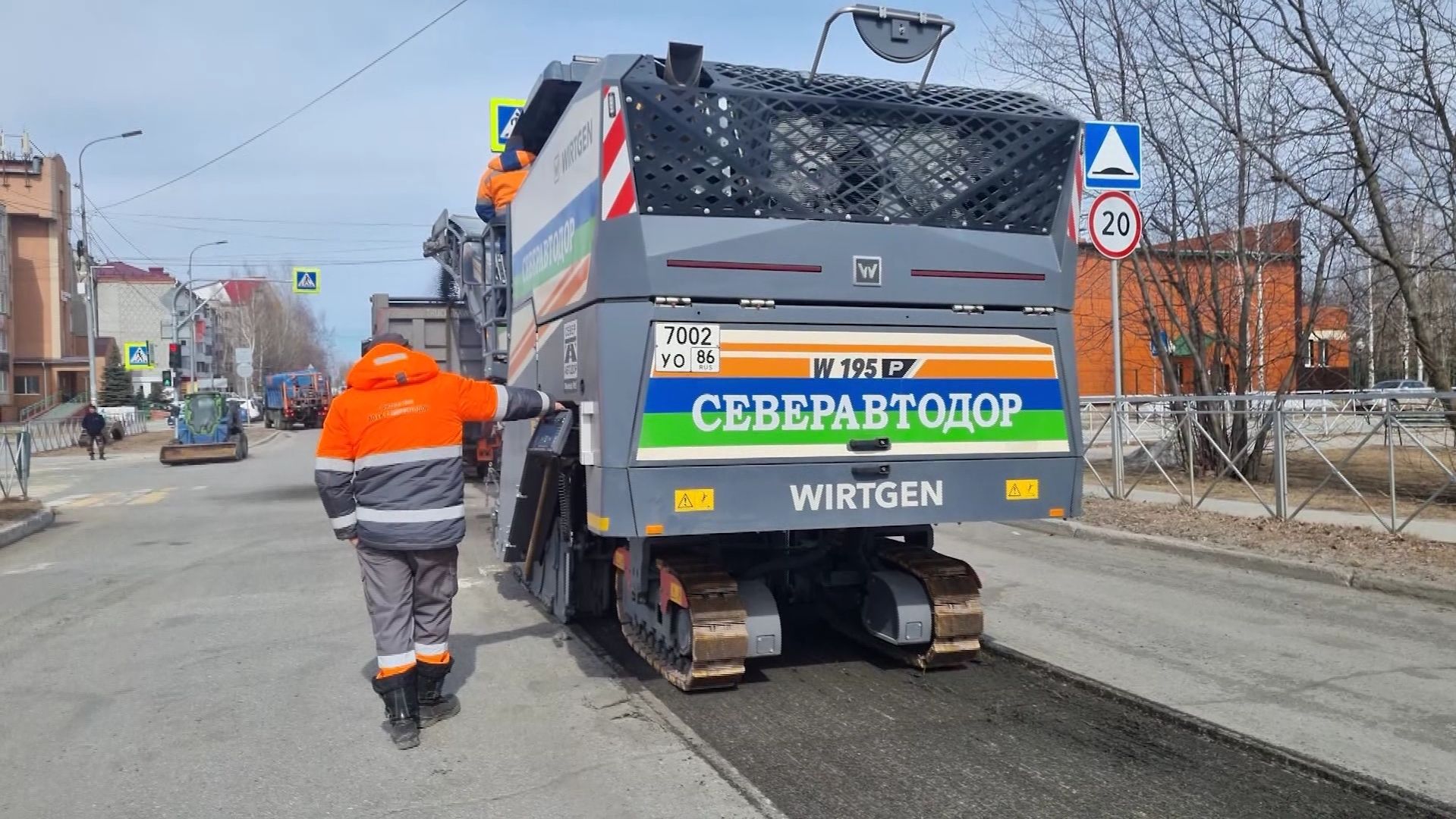 На дорогах Советского обновляют асфальт