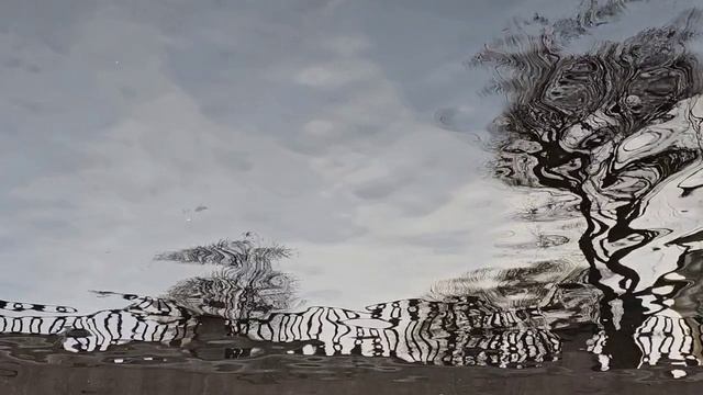 Набережная и некто в красном